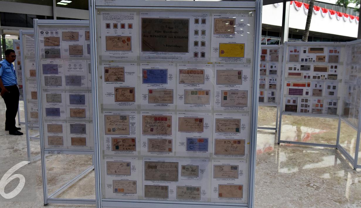 Pameran "Politik dalam Prangko" digelar 19-26 Agustus 2016 menampilkan sebanyak 960 lembar koleksi perangko dari tahun 1700-an yang merekam mengabadikan peristiwa politik pada zamannya, Jakarta, Kamis (19/8). (Liputan6.com/Johan Tallo)