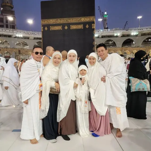 Umrah Bareng Keluarga, Ini 7 Potret Ayu Ting Ting saat di Depan Kabah
