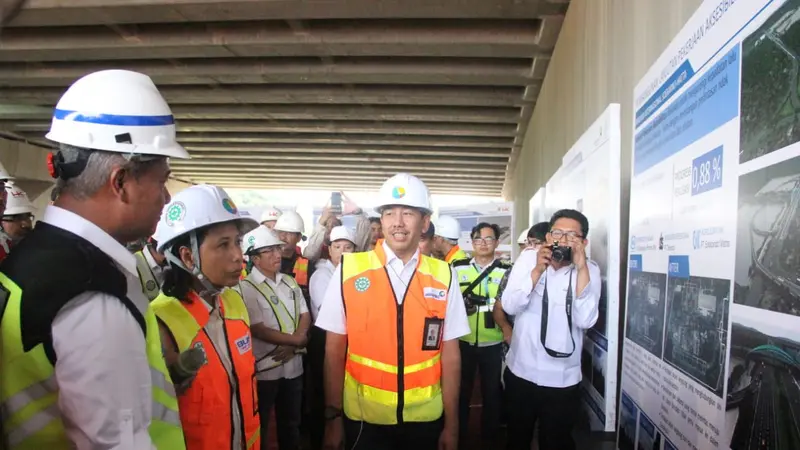 Menteri BUMN Rini Soemarno meninjau proyek pembangunan yang tengah berlangsung di Bandara Internasional Soekarno Hatta (Soetta). Liputan6.com/Pramita