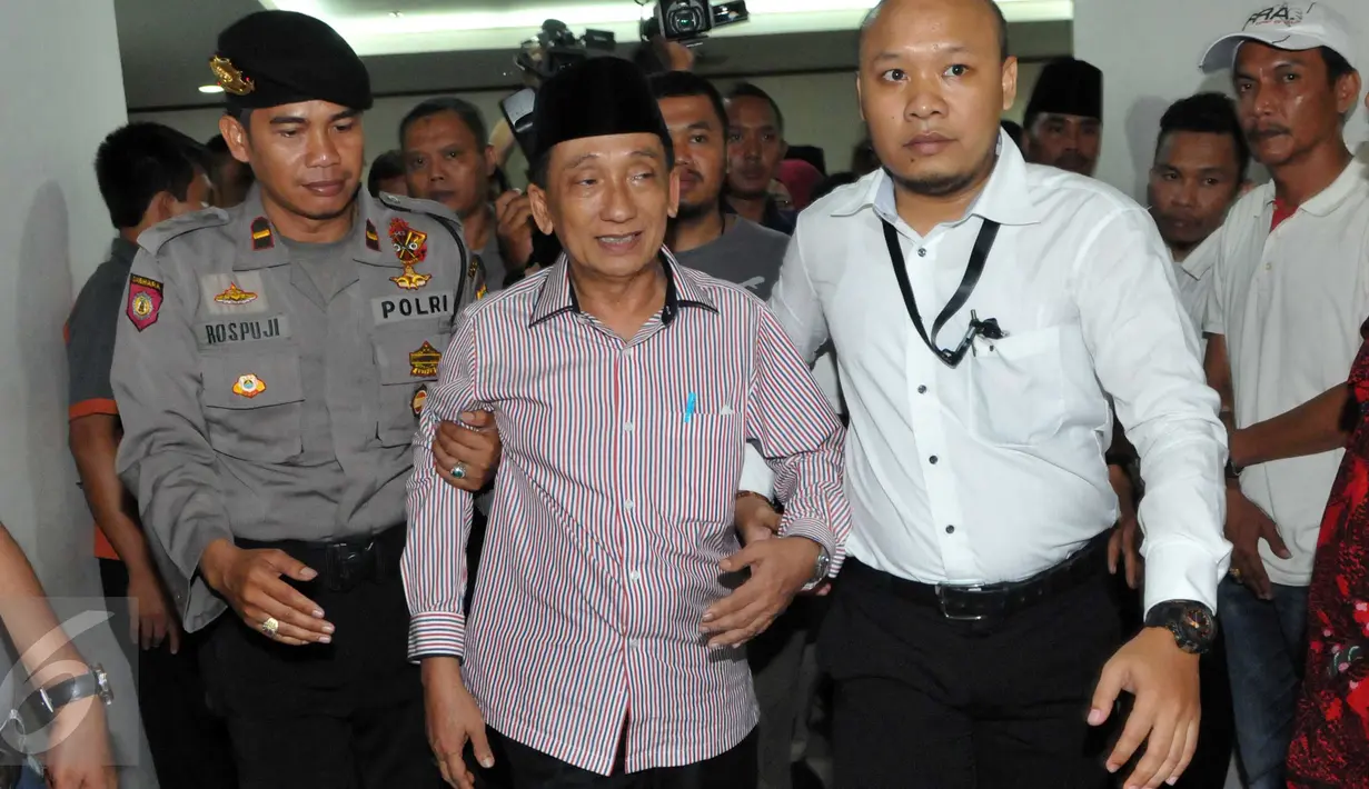 Mantan Bupati Bangkalan Fuad Amin dikawal petugas usai sidang pembacaan vonis di Pengadilan Tipikor, Jakarta, Senin (19/10). Terdakwa penerima suap kasus jual beli gas alam Bangkalan itu divonis delapan tahun penjara. (Liputan6.com/Helmi Afandi)