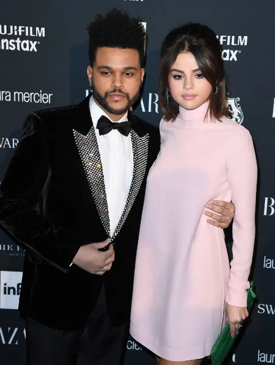 “Dia (Selena) dan Abel pergi bolak-balik untuk hubungan mereka,” ujar sumber. “Hal ini cukup berat untuk mereka, Abel sibuk tur keliling dunia dan Selena syuting di New York,” tambahnya. (AFP/Angela Weiss)