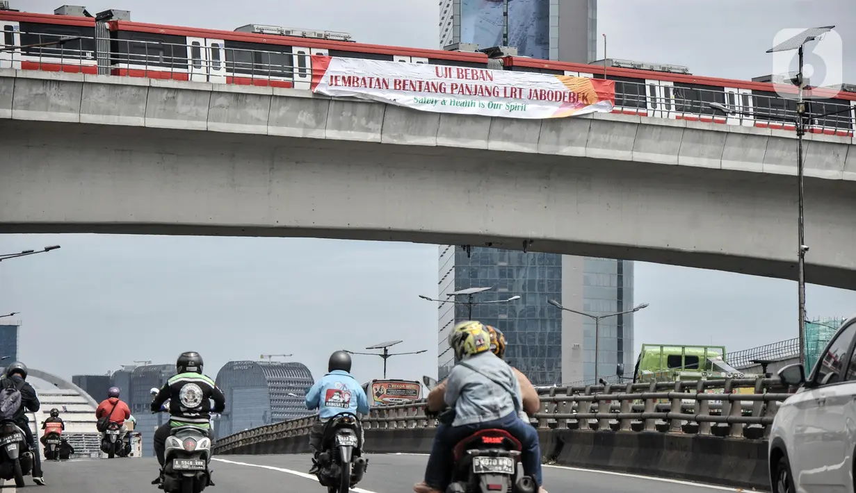 Rangkaian LRT Jabodebek uji beban di Jembatan Bentang Panjang kawasan Kuningan-Jalan Gatot Subroto, Jakarta Selatan, Kamis (24/2/2022). Jembatan sepanjang 148 meter tersebut diklaim sebagai yang terpanjang di dunia. (merdeka.com/Iqbal S. Nugroho)