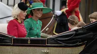 Dari kiri: Ratu Camilla, Kate&nbsp;Middleton, Putri Charlotte, Pangeran Louis, dan Pangeran George meninggalkan Istana Buckingham untuk mengikuti parade Trooping The Color 2023 di London, Inggris, 17 Juni 2023. (AP Photo/Alastair Grant)