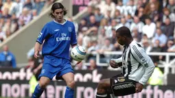 Tiago Mendes. Eks gelandang tengah Portugal beruia 41 tahun yang telah pensiun pada Juli 2017 bersama Atletico Madrid ini menjadi pelopor kepindahan pemain asal Benfica ke Chelsea pada awal musim 2004/2005. Ia dilepas Benfica ke Chelses dengan nilai transfer 15 juta euro dan hanya bertahan selama satu musim. Bersama Chelsea ia total tampil dalam 52 laga di semua ajang dengan torehan 4 gol dan 3 assist, serta mampu merebut 3 trofi yaitu Premier League 2004/2005, Piala Liga 2004/2005 dan Community Shield 2005. (AFP/Paul Barker)