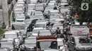 Kendaraan terjebak macet saat melintas di Jalan Kapten Tendean, Mampang Prapatan, Jakarta, Senin (5/4/2021). Kemacetan arus lalu lintas dari arah Jalan Kapten Tendean menuju kawasan Blok M itu disebabkan adanya proyek galian kabel Sarana Jaringan Utilitas Terpadu. (merdeka.com/Iqbal S Nugroho)