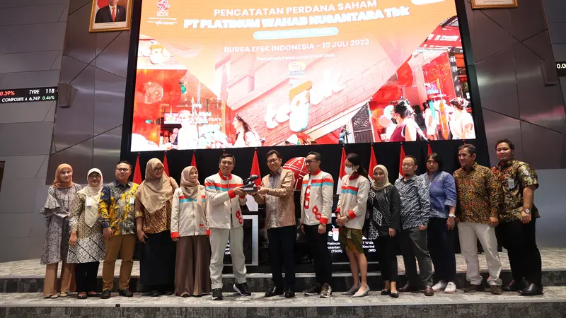 Pencatatan saham PT Platinum Wahab Nusantara Tbk, pemilik minuman Teguk di Bursa Efek Indonesia (BEI), Senin (10/7/2023). (Foto: BEI)