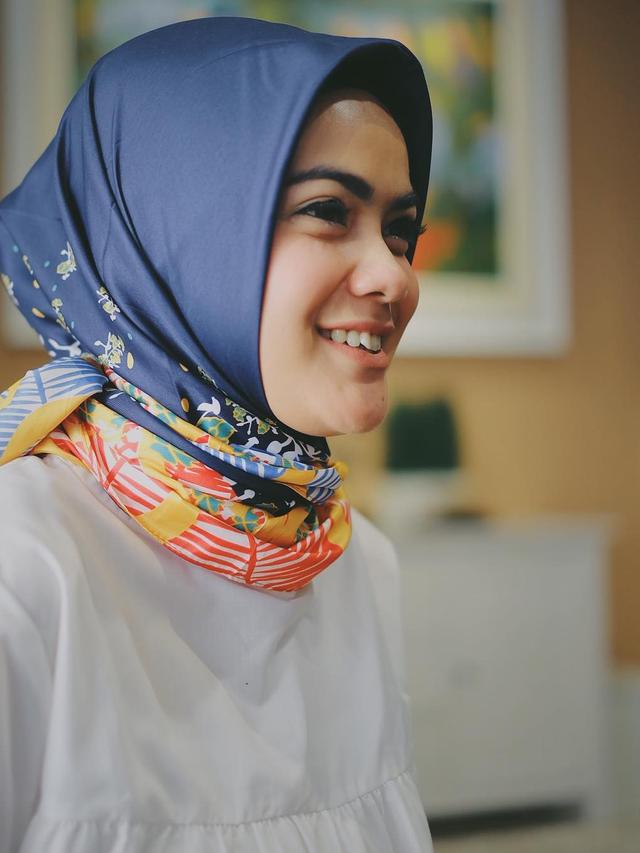 6 Potret Indah Indriana 'Istri Kedua' Pakai Hijab, Tampil Menawan