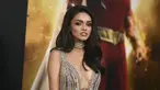 Rachel Zegler berpose saat tiba di penayangan perdana dunia "Shazam! Fury of the Gods" di Regency Village Theatre di Los Angeles pada Selasa, 14 Maret 2023. (Photo by Richard Shotwell/Invision/AP)