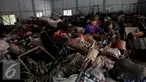 Pekerja memilah sampah di Tempat Penglolahan Sampah Terpadu (TPST) Modern di Jalan Galur Sari,  Jakarta (6/11). Puluhan gerobak sampah tertahan akibat belum normalnya pengiriman sampah ke TPST Bantar Gebang. (Liputan6.com/Faizal Fanani)