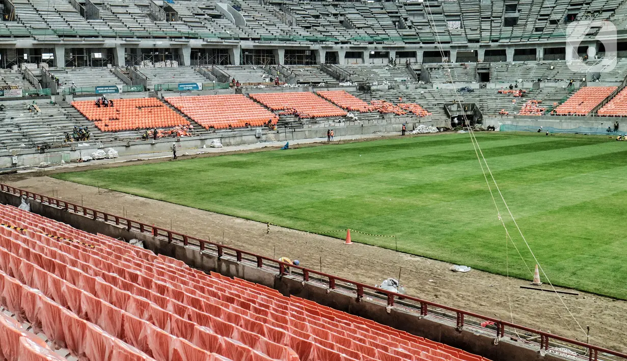 Pekerja saat menyelesaikan proyek pembangunan Jakarta International Stadium (JIS), Papanggo, Jakarta Utara, Selasa (7/12/2021). Rencananya JIS akan menggunakan atap buka tutup otomatis (retractable roof) serta lampu berstandar FIFA. (merdeka.com/Iqbal S Nugroho)