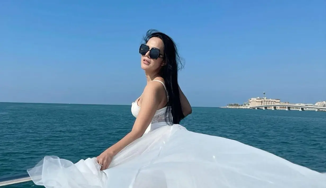 Mengaku pernah dekat dengan Rizky Billar, Mami Isa tak punya masalah serius dengan suami Lesti Kejora itu. Sebaliknya, Isa Zega makin fokus dengan dunia bisnisnya. (Liputan6.com/IG/@zega_real).