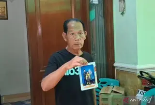 Keluarga pegawai KKP Deden. (Antara)