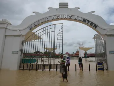 Banjir merendam wisata ziarah Masjid Agung Banten di Kota Serang pada Rabu (2/3/2022). Banjir yang melanda kawasan Masjid Banten Lama setelah curah hujan tinggi mengguyur Kota Serang beberapa hari lalu mengakibatkan Kali Cibanten meluap dan menggenangi 22 titik. (merdeka.com/Imam Buhori)