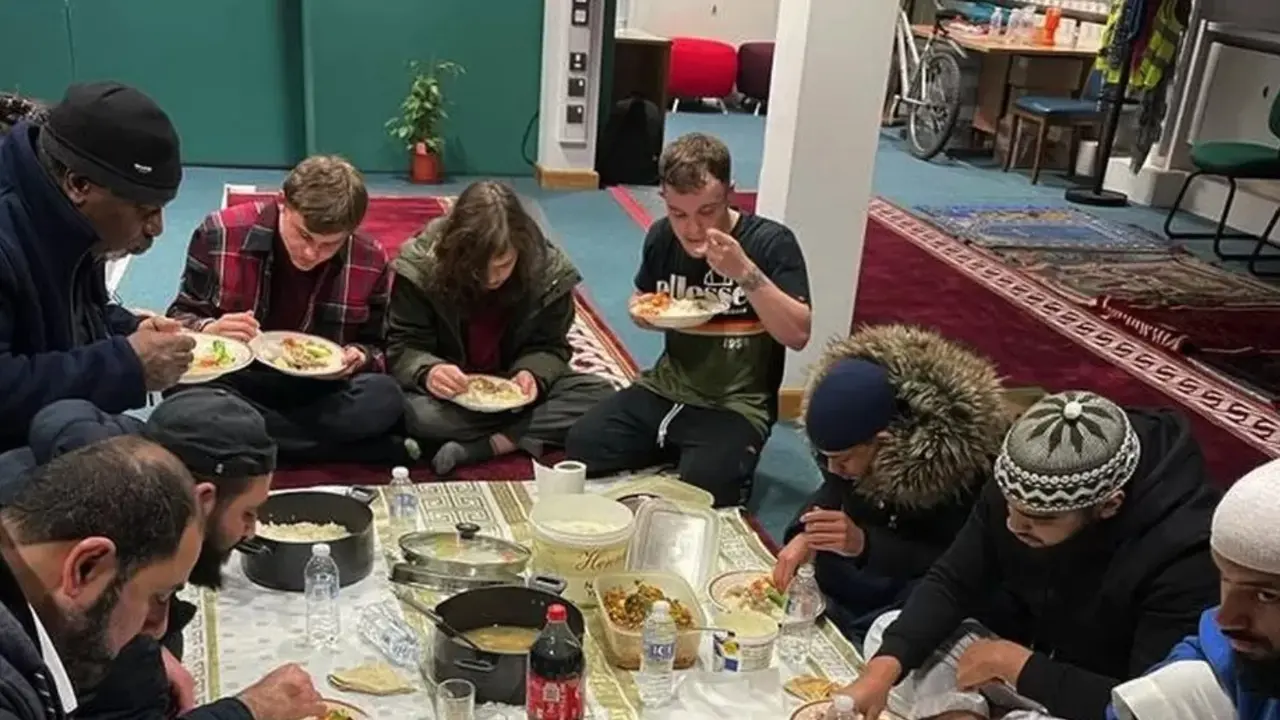 Makanan berbuka puasa selama Ramadhan di masjid di Haverfordwest terbuka untuk semua orang di komunitas lokal.