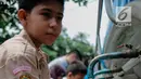 Siswa mencuci tangan saat memperingati Hari Cuci Tangan Pakai Sabun Sedunia di Jakarta, Rabu (17/10). Kegiatan ini juga untuk menanamkan sejak dini perilaku hidup bersih dan sehat agar mengurangi resiko penularan penyakit. (Liputan6.com/Faizal Fanani)
