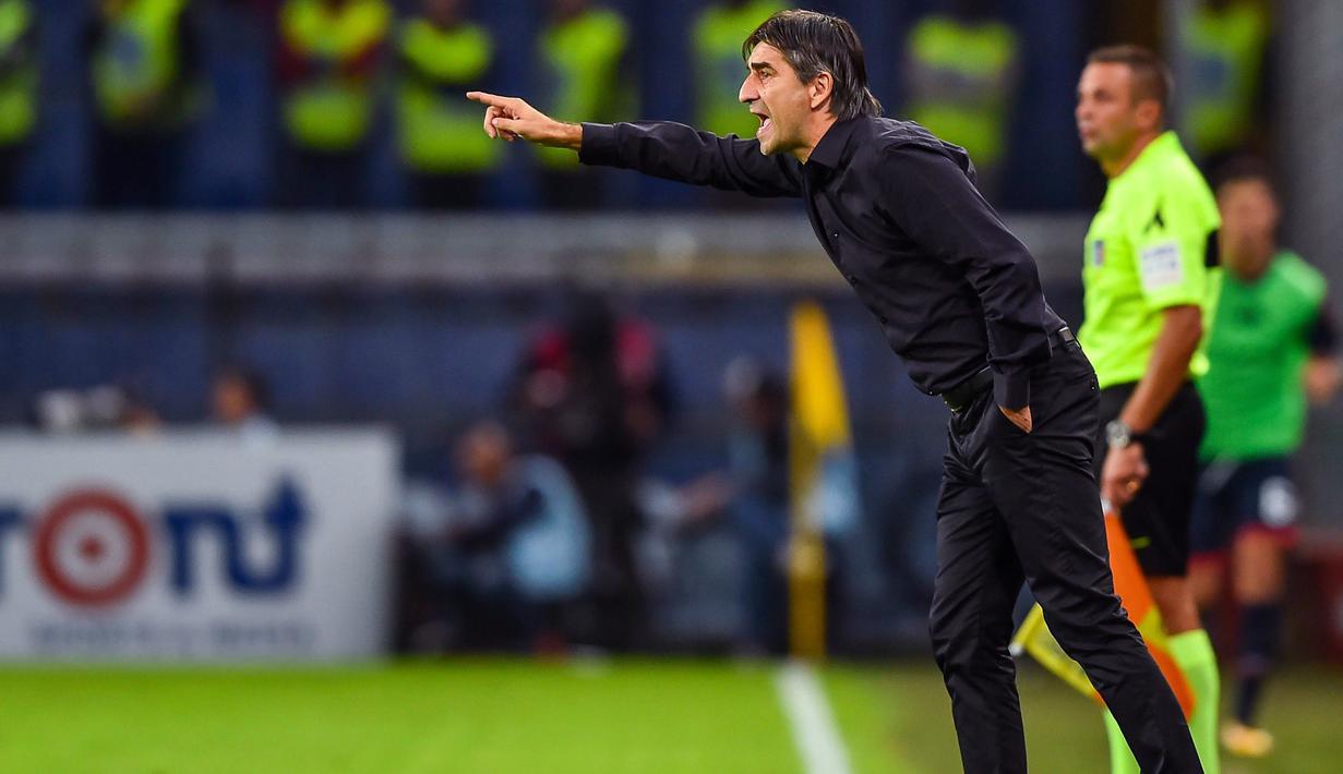 Pelatih Genoa, Ivan Juric memberikan instruksi kepada anak asuhnya saat melawan Lazio  pada lanjutan Serie A Italia di Luigi Ferraris Stadium, Genoa, (17/9/2017).  Lazio menang 3-2. (Simone Arveda/ANSA via AP)