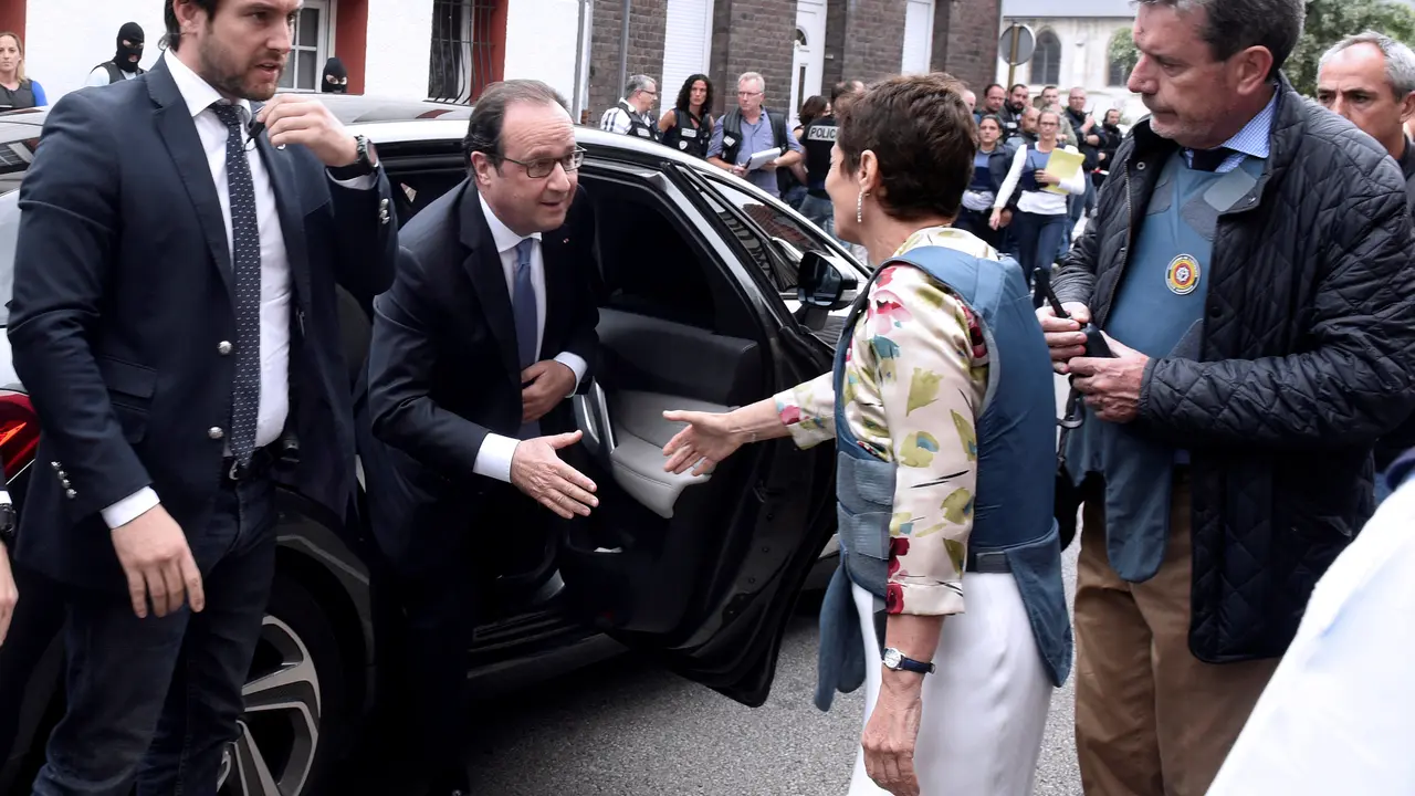 Presiden Francois Hollande di lokasi penyanderaan di Gereja Saint-Etienne-du-Rouvray. (Reuters)