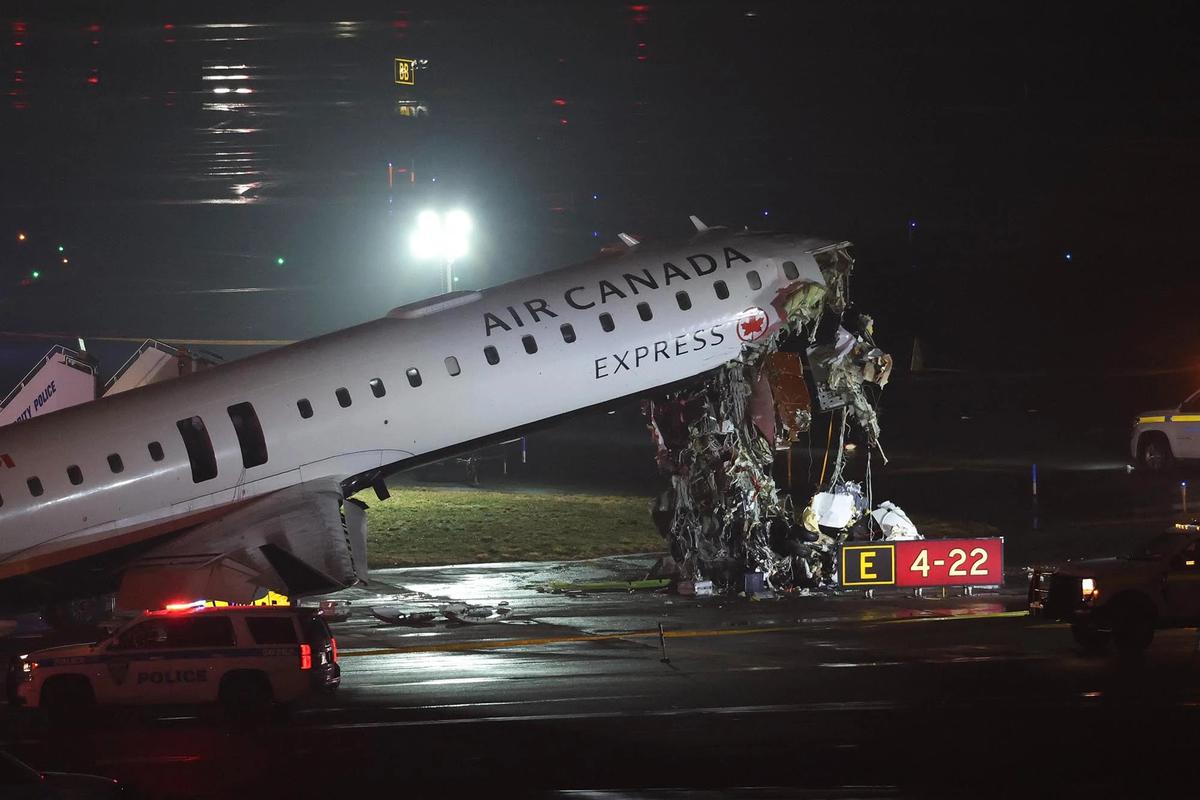 FOTO: Kerusakan Parah Pesawat Air Canada Uasai Tabrak Truk Pemadam Kebakaran