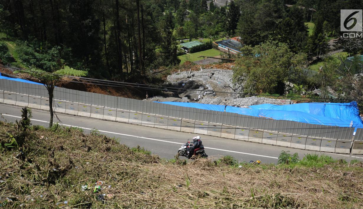 Pemotor melintas di sekitar area yang longsor di kawasan Ciloto, Cianjur, Jawa Barat, Sabtu (31/3). Longsor yang terjadi pada Rabu (28/3) lalu diduga adanya pergerakan tanah sehingga menyebabkan longsor. (Liputan6.com/Helmi Fithriansyah)
