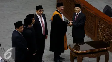 Ketua DPR yang baru Setya Novanto (kanan) saat menjalani pelantikan dalam Sidang Paripurna ke 14 masa sidang II Tahun 2016-2017 di Gedung DPR, Kompleks Parlemen, senayan, Jakarta, Rabu (30/11). (Liputan6.com/Johan Tallo)