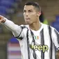 Striker Juventus, Cristiano Ronaldo, melakukan selebrasi usai mencetak gol ke gawang AS Roma pada laga Serie A di Stadion Olimpico, Senin (28/9/2020). Kedua tim bermain imbang 2-2. (AP Photo/Gregorio Borgia)