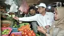 Menteri Perdagangan Agus Suparmanto (tengah) dan Menteri Pertanian Syahrul Yasin Limpo (kiri) memeriksa sayuran saat inspeksi mendadak (sidak) ke Pasar Senen, Jakarta, Senin (3/2/2020). Sidak dilakukan untuk memantau harga bahan pokok yang dijual pedagang. (merdeka.com/Iqbal Nugroho)