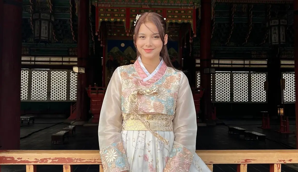 Kunjungi Gyeongbokgung Palace, artis dengan nama lengkap Callista Arum Dewi Rumengan ini mengenakan hanbok. Pakai busana tradisional Korea dengan rambut yang diikat tengah, Callita Arum makin cantik. Wajah cantik kekasih Cinta Brian ini dipoles dengan makeup natural. Tidak lupa Callista membawa tas yang motifnya selaras dengan hanbok yang dikenakannya. (Liputan6.com/IG/@callistarum)