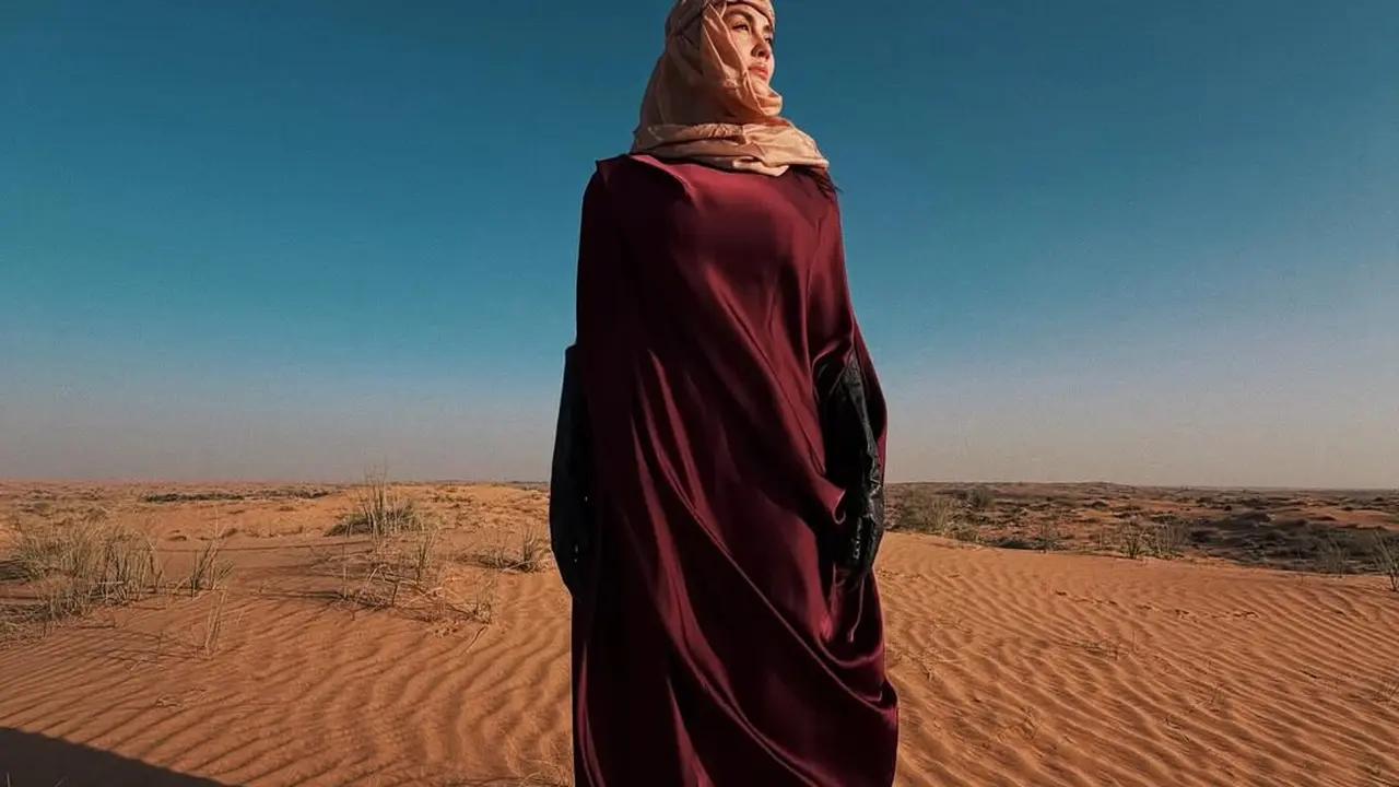 Gaya Agnez Mo Menjelma Bak Perempuan Timur Tengah di Gurun Dubai, Anggun dalam Balutan Abaya dan Keffiyeh