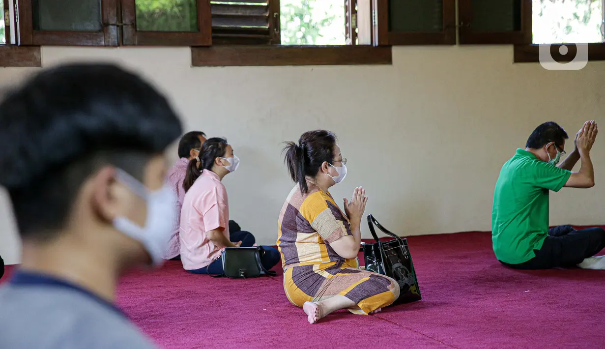 Umat Buddha mengikuti peringatan Hari Trisuci Waisak 2565 Tahun Buddhis di Vihara Jakarta Dhammacakka Jaya, Rabu (26/5/2021). Pelaksanaan upacara Trisuci Waisak 2565/2021 dirayakan oleh umat Buddha secara terbatas dengan menerapkan protokol kesehatan secara ketat. (Liputan6.com/Faizal Fanani)