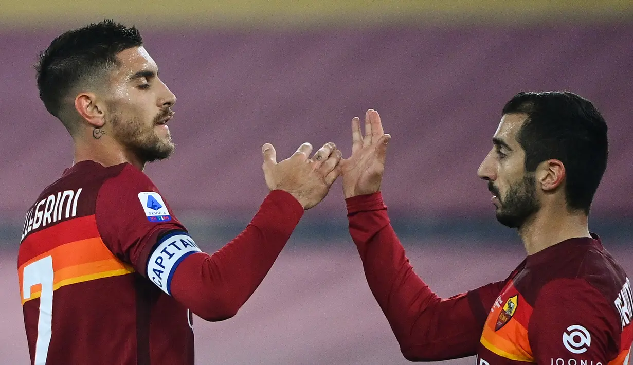 Gelandang AS Roma, Lorenzo Pellegrini, merayakan gol bersama Henrikh Mkhitaryan saat melawan Torino pada laga lanjutan Liga Italia di Stadion Olimpico, Jumat (18/12/2020) dini hari WIB. AS Roma menang 3-1 atas Torino. (AFP/Vincenzo Pinto)