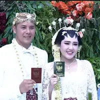 Chevra Yolandi berikan mas kawin mata uang Euro. (Sumber: YouTube/Indosiar)