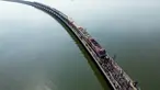 Wisatawan yang menaiki "Kereta Apung" yang populer mengambil foto di sepanjang rel kereta api saat berhenti di tengah Bendungan Pasak Jolasid, waduk terbesar Thailand di Provinsi Lopburi, 4 November 2023. (MANAN VATSYAYANA/AFP)