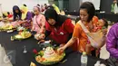 Sejumlah peserta menyiapkan tumpengnya saat mengikuti Lomba Menghias Tumpeng di Museum Nasional, Jakarta, Sabtu (22/4). (Liputan6.com/Fery Pradolo)