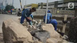 Aktivitas pekerja saat proyek peninggian turap Anak Sungai Ciliwung di kawasan Senen, Jakarta, Rabu (4/11/2020). Peninggian turap dilakukan sebagai langkah mengantisipasi banjir yang berasal dari luapan aliran sungai saat hujan deras. (Liputan6.com/Immanuel Antonius)