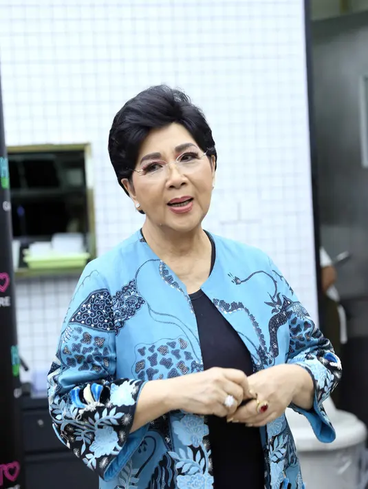 13 hari itu menjadi gerbang kesembuhan Titiek Puspa dari kanker. Lima jam dalam sehari, hingga akhirnya sembuh dari penyakit mematikan tersebut. Ia juga ingin berbagi pengalaman pada Jupe yang sedang berjuang. (Nurwahyunan/Bintang.com)