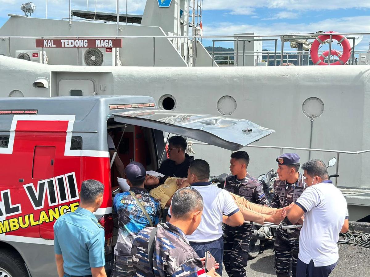 KRI Selar-879 TNI AL Evakuasi Seluruh Korban KM Alisa Tanpa Korban Jiwa