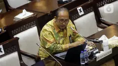 Calon anggota Badan Pemeriksa Keuangan (BPK) Blucer Welington Rajagukguk mengikuti uji kelayakan dan kepatutan bersama Komisi XI DPR di Kompleks Parlemen, Senayan, Jakarta, Kamis (9/9/2021). Selain Blucer, DPR juga menguji 15 calon anggota BPK lainnya. (Liputan6.com/Angga Yuniar)