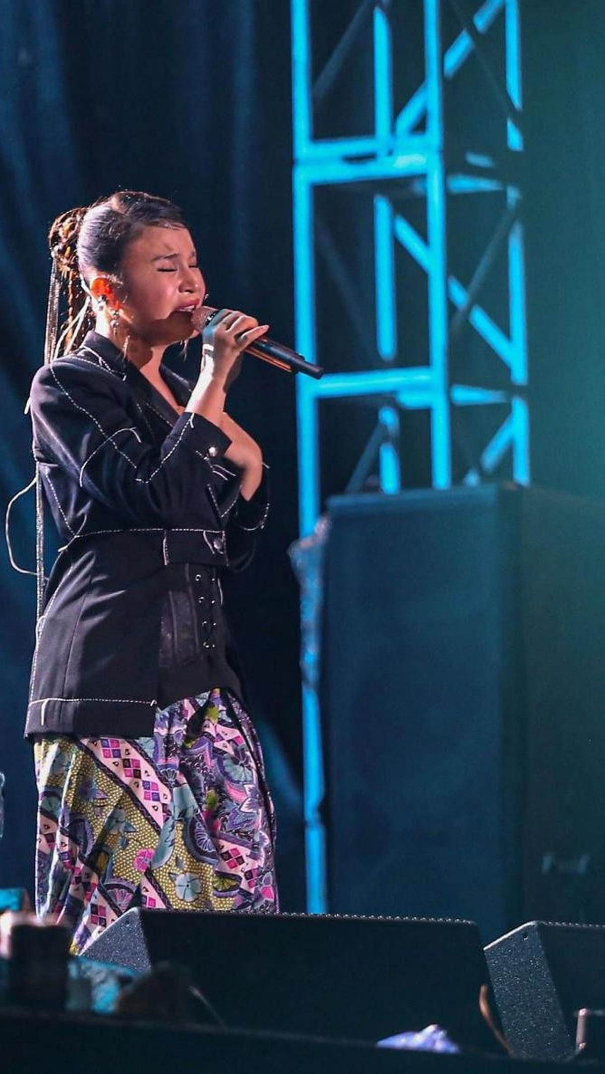 Penampilan Rossa saat membawakan lagu romantis di Titik Kumpul Festival 2024 di Stadion Madya GBK, Jakarta, Sabtu (27/4/2024). Foto:  Liputan6.com / Angga yuniar