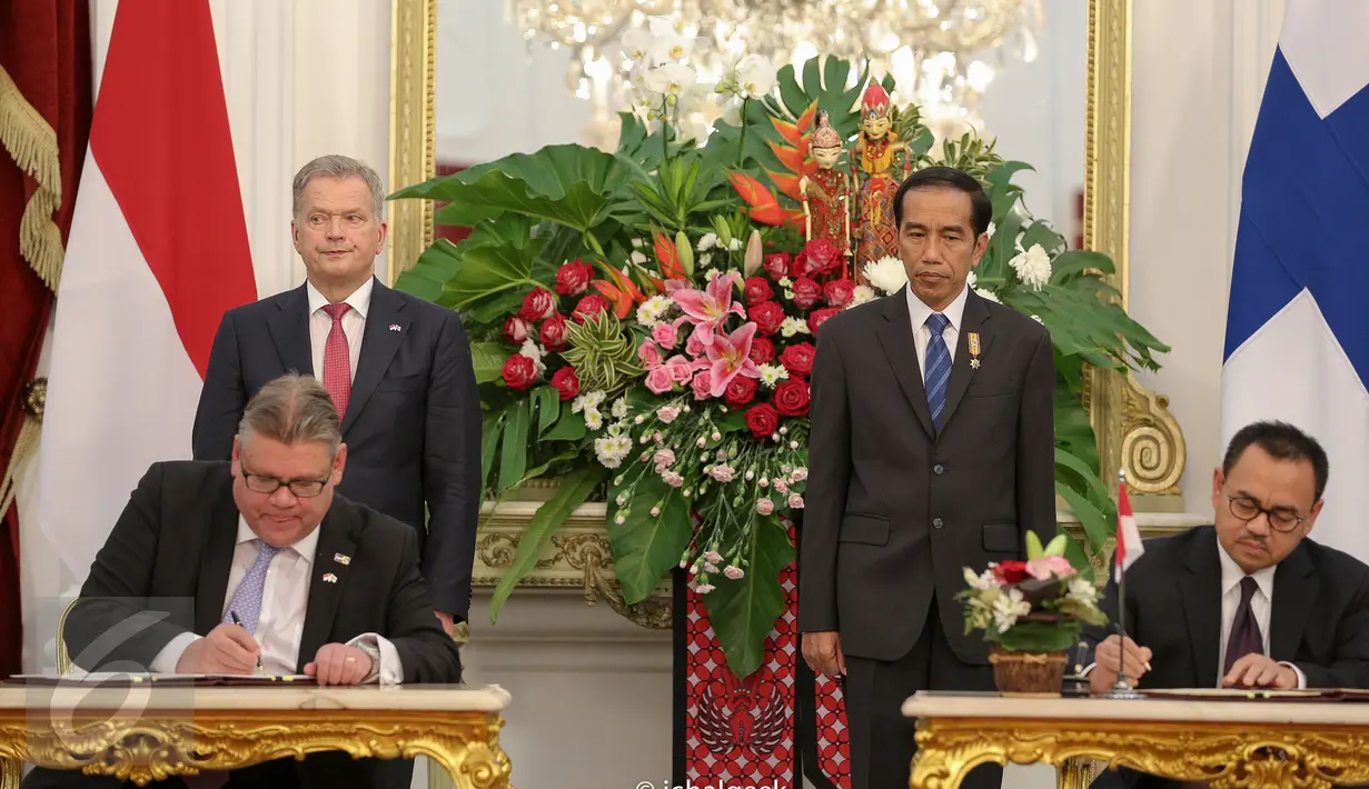 Presiden Jokowi dan Presiden Finlandia menyaksikan pelaksanaan penandatanganan nota kesepahaman antara Menteri ESDM Sudirman Said (kanan) dan Menlu Finlandia Timo Soini (kedua kiri) di Istana Merdeka, Jakarta, (3/11/2015). (Liputan6.com/Faizal Fanani)