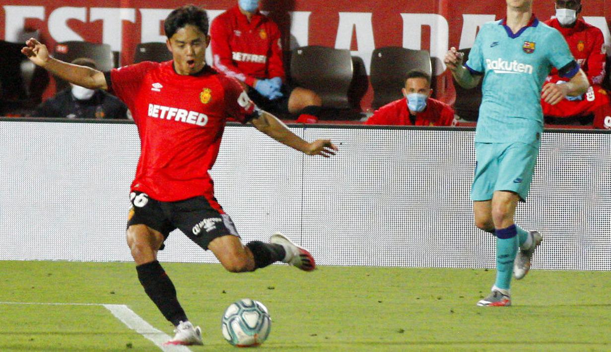 Pemain Mallorca, Takefusa Kubo, melepaskan tendangan saat melawan Barcelona pada laga La Liga di Estadio de Son Moix, Minggu (14/6/2020). Barcelona menang dengan skor 4-0. (AP/Francisco Ubilla)