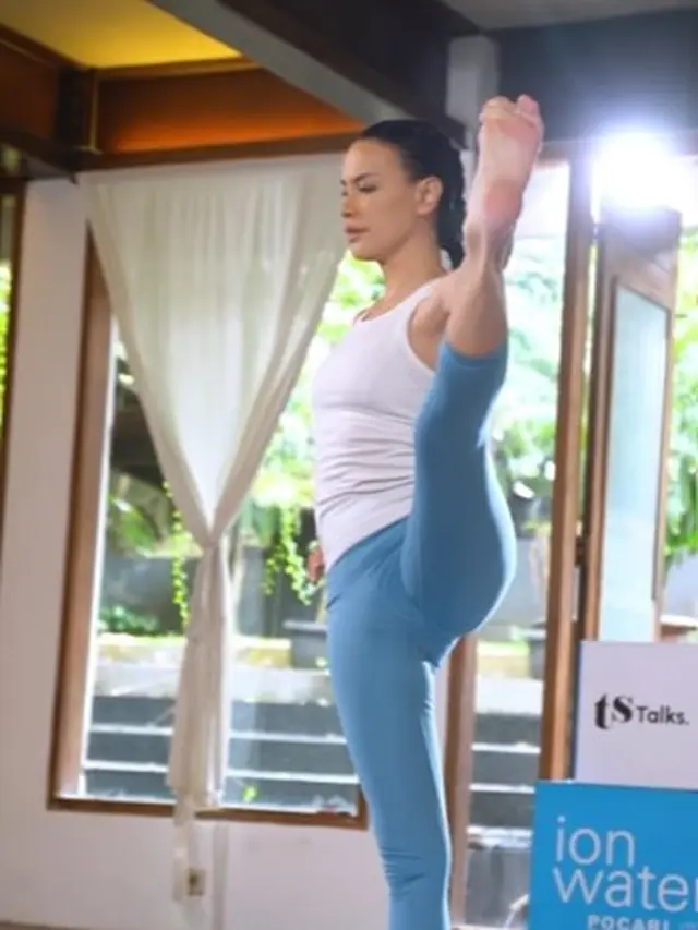 Sophia Latjuba lakukan yoga (Instagram/sophia_latjuba88)