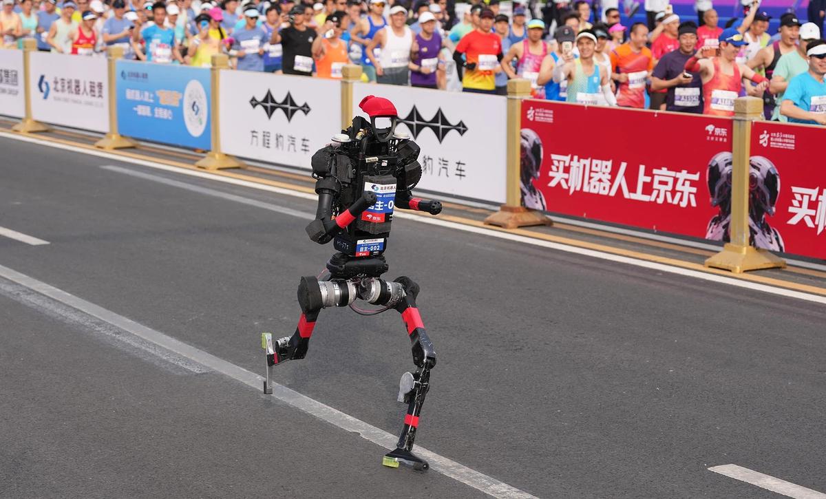 FOTO: Robot Humanoid Unjuk Kecepatan di Ajang Lari Marathon Beijing