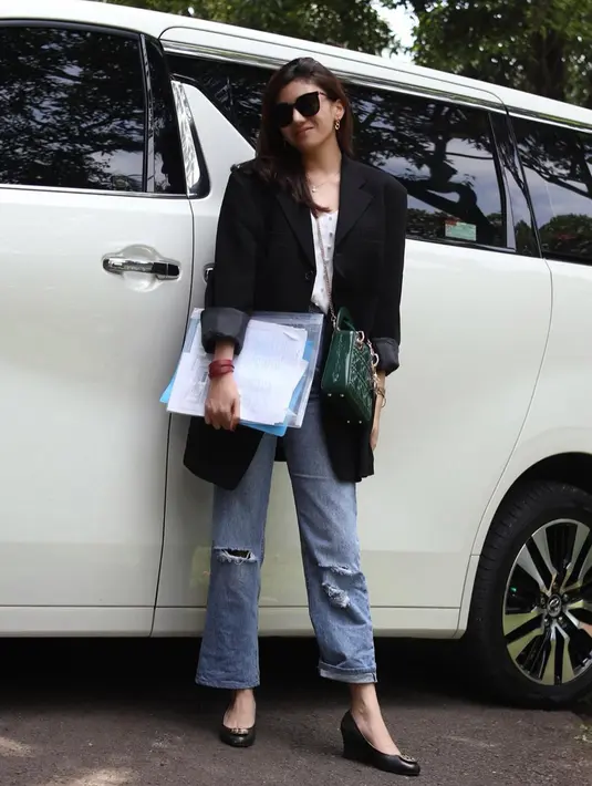 Clara tampil mengenakan blazer hitam dengan jeans sobek-sobek dibagian lutut. Seleb TikTok yang memiliki jumlah followers 3,6M itu jadi terlihat formal dan santai diwaktu yang sama, outfitnya jadi terlihat cocok untuk ngantor maupun hangout bareng sahabat. (Instagram/@clarashintareal)