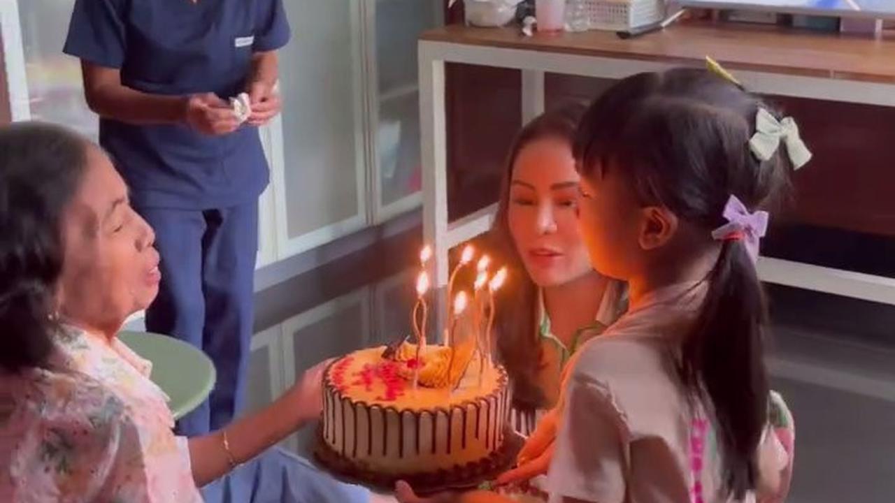 7 Potret Momo Geisha dan Anak Beri Hadiah Ulang Tahun ke Opung, Kadonya Besar Banget Ternyata Ini Isinya