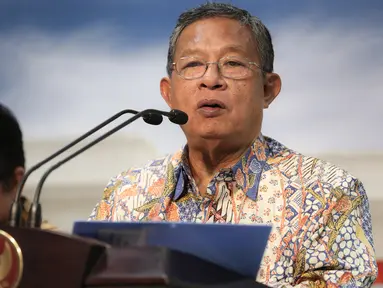 Menko Perekonomian Darmin Nasution memberi keterangan usai Rapat Terbatas di Kantor Kepresidenan, Jakarta, Rabu (16/9). Presiden Jokowi meminta seluruh kementerian membuat terobosan untuk memudahkan investasi di Indonesia. (Liputan6.com/Faizal Fanani)
