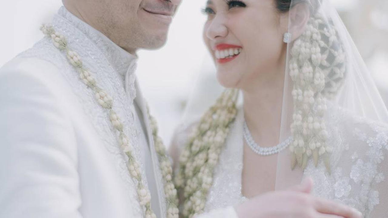 Penuh Kebahagiaan Setelah Sah Menjadi Istri Tiko Aryawardhana, Ini 8 Potret Senyum Sumringah BCL Setelan Momen Ijab Kabul