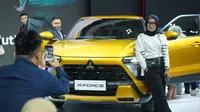Mitsubishi XForce mengundang penasaran anak muda dan menjadi obyek selfie menarik di GIIAS 2023 (ist)