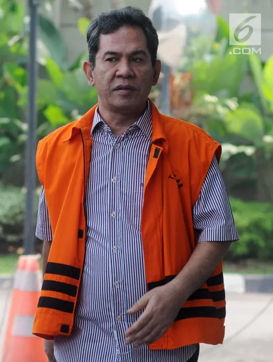 Bupati Hulu Sungai Tengah (nonaktif) Abdul Latif tiba untuk menjalani pemeriksaan di gedung KPK, Jakarta, Rabu (2/5). Abdul Latif diperiksa untuk melengkapi berkas kasus suap pembangunan RSUD Damanhuri Barabai, Kalimantan Selatan (Merdeka.com/Dwi Narwoko)