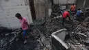 Warga memilah barang-barang yang tersisa di antara puing bangunan pascakebakaran di kawasan permukiman Jalan Kramat Pulo Dalam, Senen, Jakarta Pusat, Jumat (9/10/2026). (KLY/Budy Santoso)