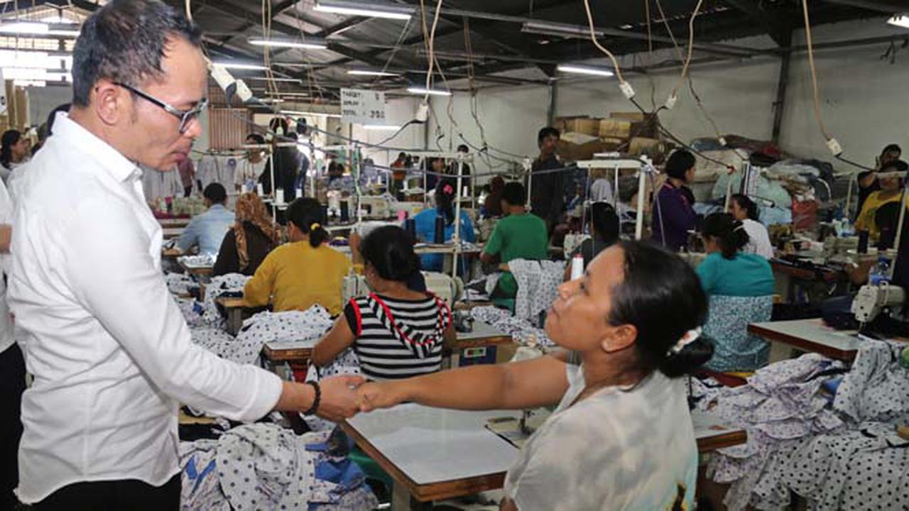 Menaker Hanif Dialog dengan Buruh Pabrik di Makassar